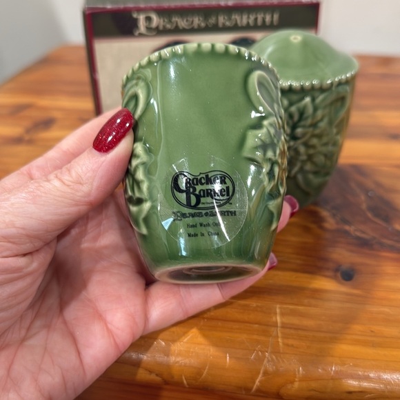 NIB Cracker Barrel Peace on Earth Traditional Collection Salt & Pepper Shakers - Picture 5 of 5